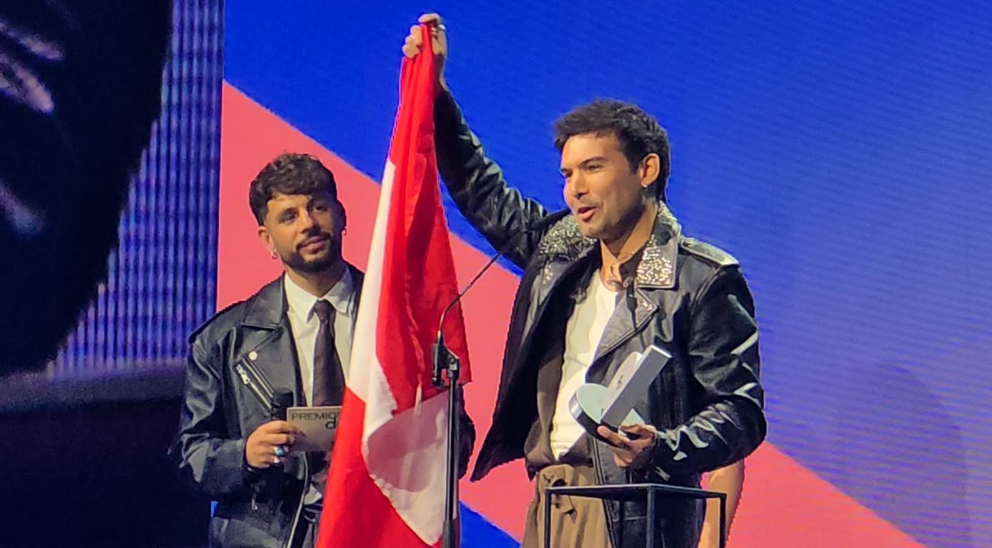 Cantautor recibió el reconocimiento en la trigésima edición de estos galardones realizada en Tenerife, España, donde destacó el talento peruano.