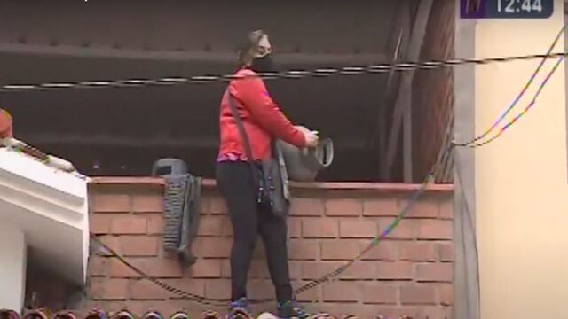 Surco: provocan fuego y dueña amenaza con explotar un balón de gas desde el techo de su casa 