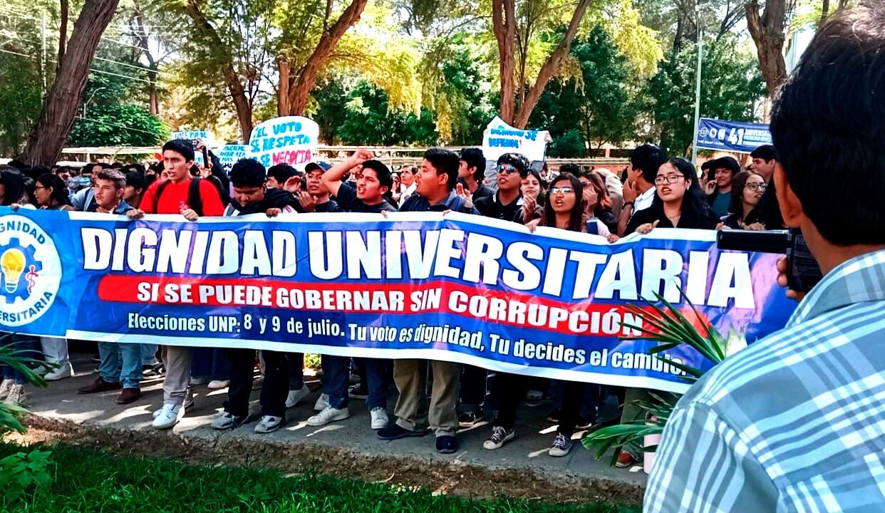 Los universitarios exigen respetar los resultados de las elecciones en la UNP.