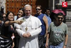 Escultura en tamaño real del papa León XIV sorprende a transeúntes en el Centro de Lima (GALERÍA)