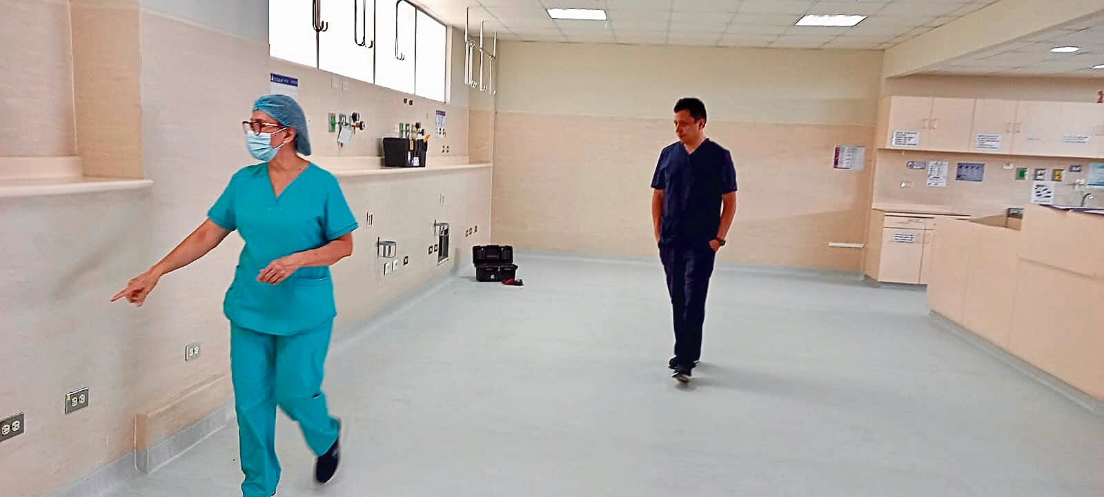 Los objetivos optimizar la seguridad del paciente, fomentar la humanización de la atención e incrementar la eficiencia operativa del personal médico.
