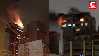 Reportan devastador incendio en el último piso de un edificio en Miraflores