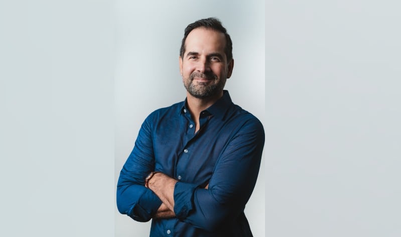 La propuesta intermodal combina psicología, actuación y narración oral para reflexionar sobre los vínculos afectivos y el trabajo interior.