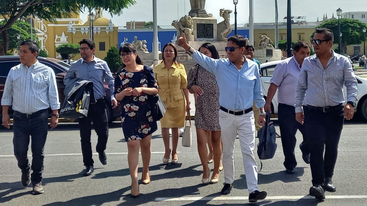 El gobernador regional César Acuña sonríe y ve con beneplácito esta situación. En la “T” anuncian purga.