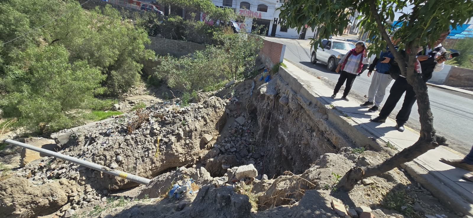 Pobladores reportaron que avenida Sol de Oro y el puente de los Rellenos en Cayma presentan hundimientos (Foto: Omar Cruz/@photo.gec)