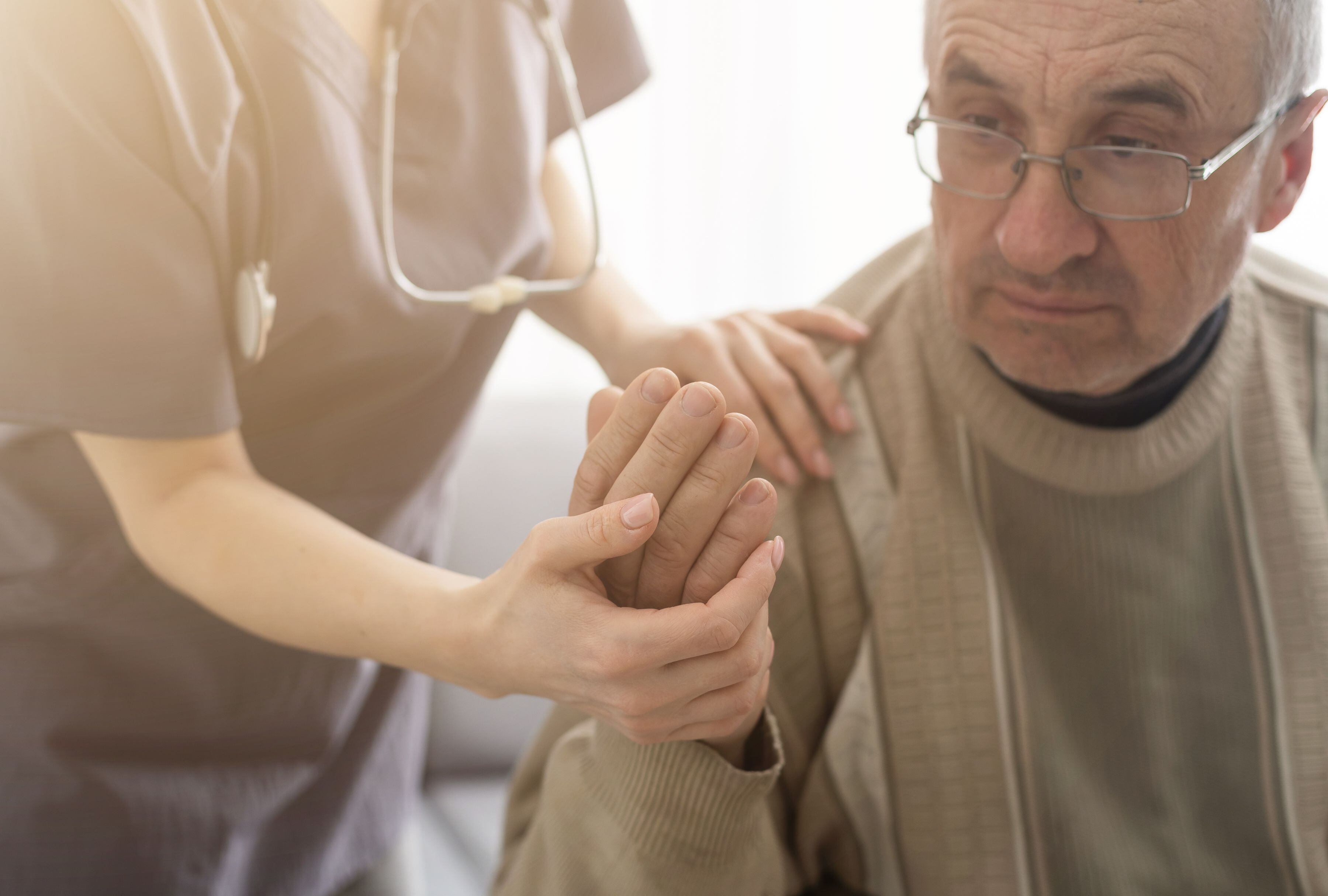 En el marco del Día Mundial del Alzheimer, especialistas advierten sobre el impacto de la enfermedad en pacientes y cuidadores, y brindan pautas prácticas para mejorar el bienestar en casa.