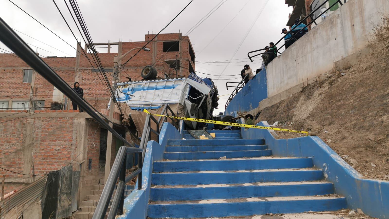 El conductor del vehículo, quien evitó dar su identidad, resultó con lesiones en diversas partes del cuerpo, por lo que fue auxiliado por los bomberos.