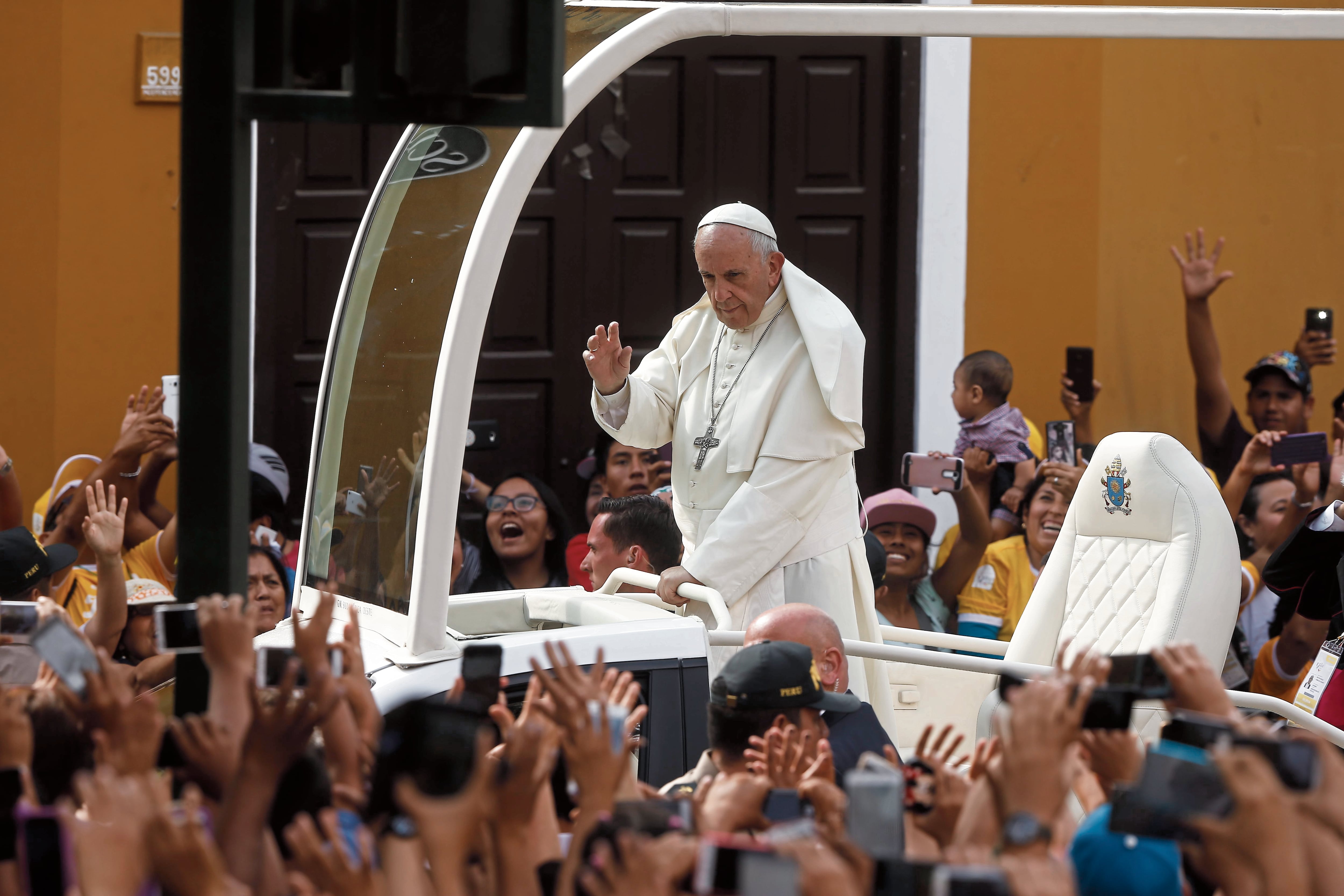 Reseñamos un hecho desconocido de la visita del santo padre a Trujillo en 2018. Un investigado por lavado de activos agravado producto del narcotráfico facilitó un terreno donde se guardó el papamóvil y otros vehículos oficiales.