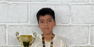 Juega como delantero en la Academia Universitario Trujillo.