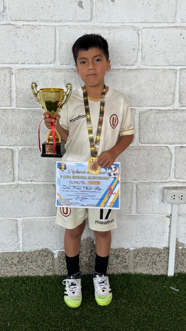 Juega como delantero en la Academia Universitario Trujillo.