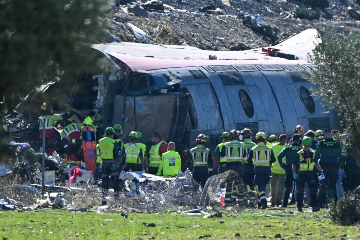 La Comisión de Investigación de Accidentes Ferroviarios (CIAF) actualizó a 74 el balance de víctimas mortales por la colisión entre un tren Iryo y un AVE de Renfe. La cifra supera el reporte anterior de 69 fallecidos. (Foto: Javier SORIANO / AFP)