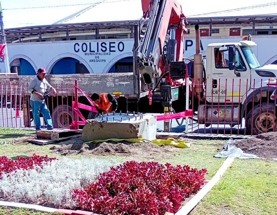 Empresa instalaba estructura para publicidad sin autorización en parque Charlotte de Arequipa (Foto: Municipalidad de Arequipa)