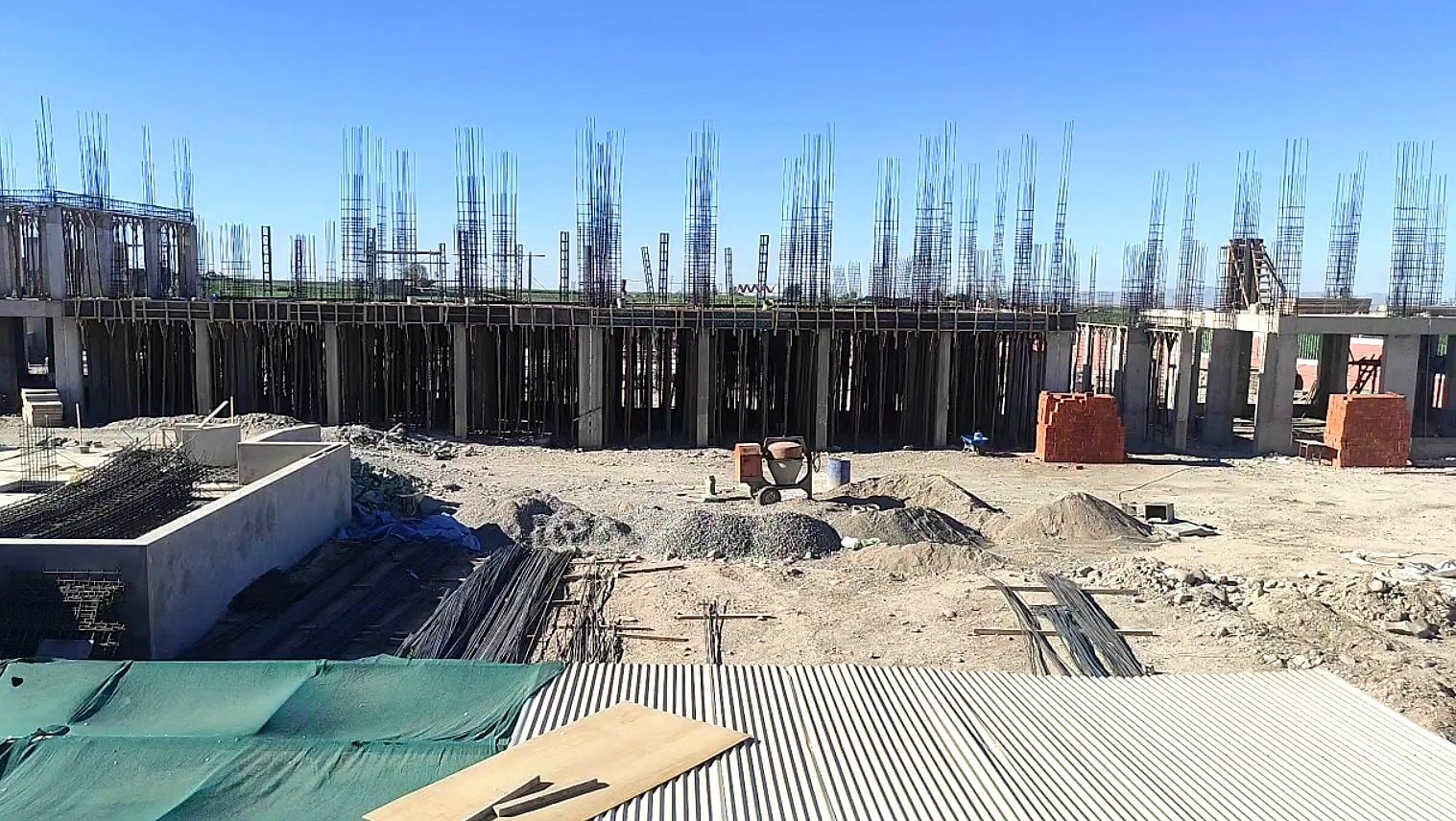 Padres denuncian que la obra de mejoramiento en el colegio Pedro Paulet Mostajo, en Majes, está paralizada desde hace tres meses. Foto: Captura de video/Majes Tribuna Libre.