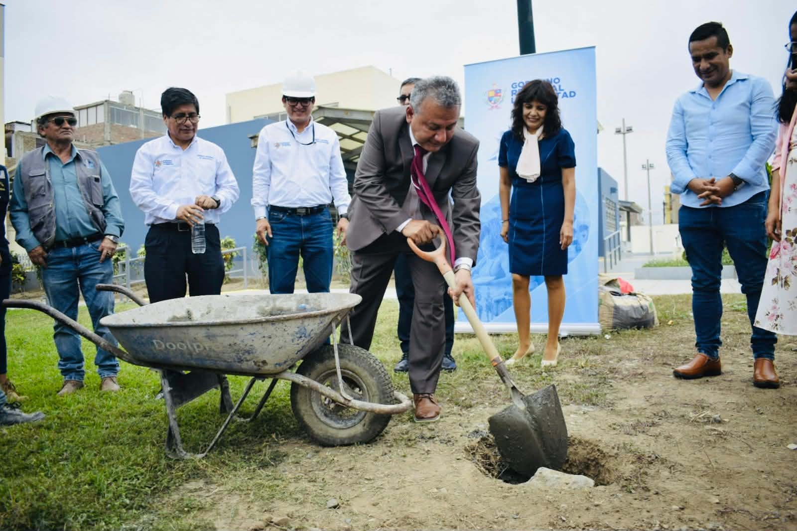 El GORE La Libertad invierte más de S/ 1.5 millones en la construcción de coberturas, graderías y el mejoramiento de ambientes para proteger a los alumnos de sol, lluvias, y otros.