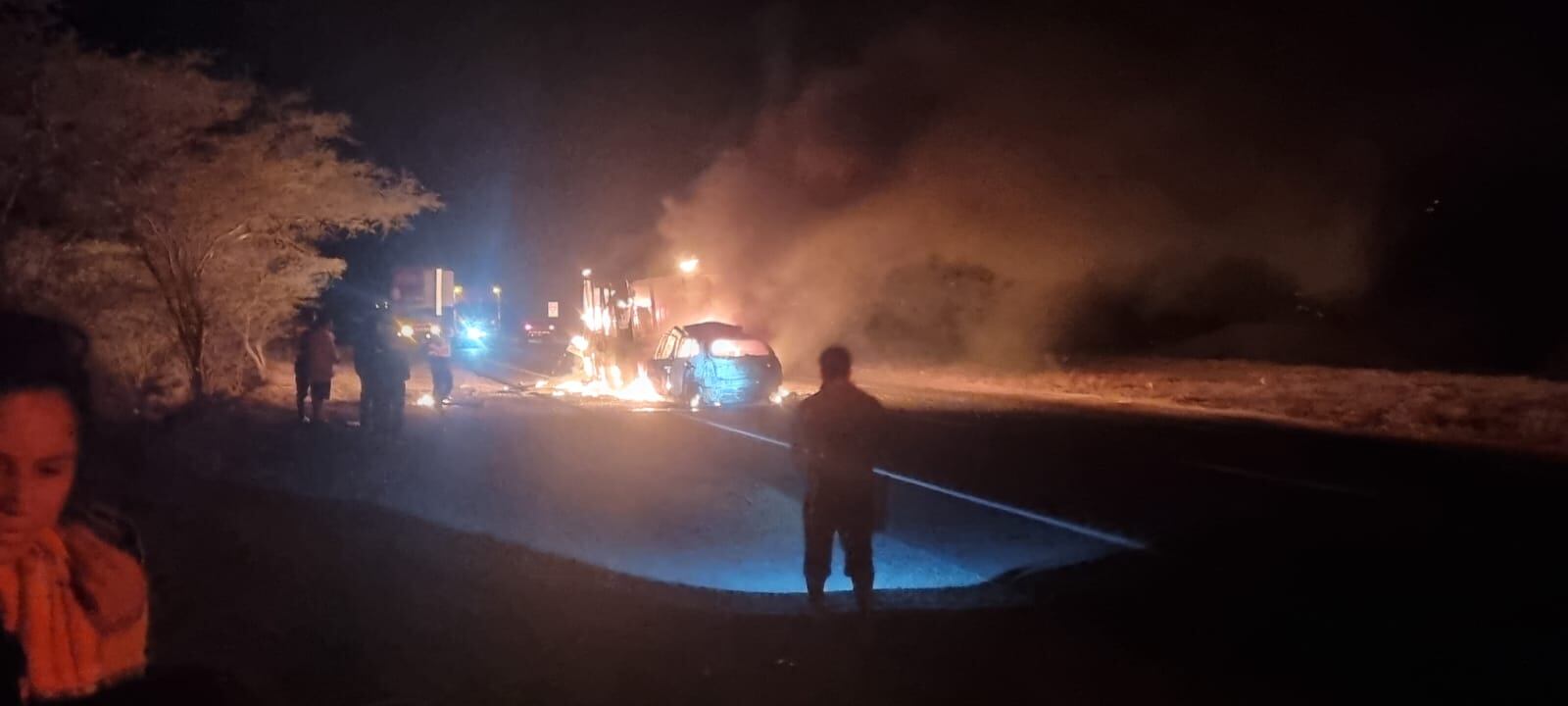 Dos vehículos se incendiaron en contados segundos y nada se pudo hacer para rescatar al conductor del auto que murió en el lugar. Los heridos fueron trasladados al centro de salud