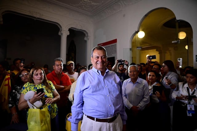 El candidato por partido "Buen Gobierno", Jorge nieto, recibió el flash electoral en su local en el centro de Lima. (Fotos: Paloma del Solar /@photo.gec)