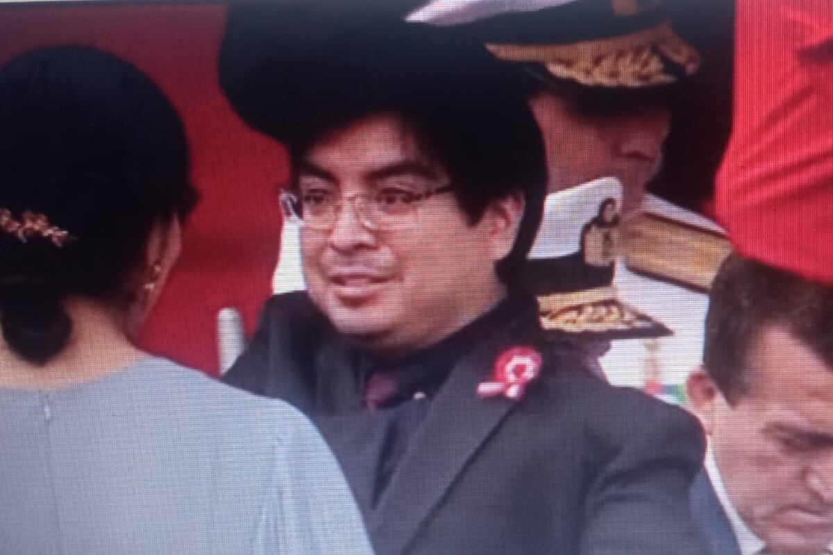 Tercer secretario del Servicio Diplomático, David Gómez Boluarte, hijo de la presidenta del país. Su designación ha generado suspicacias.