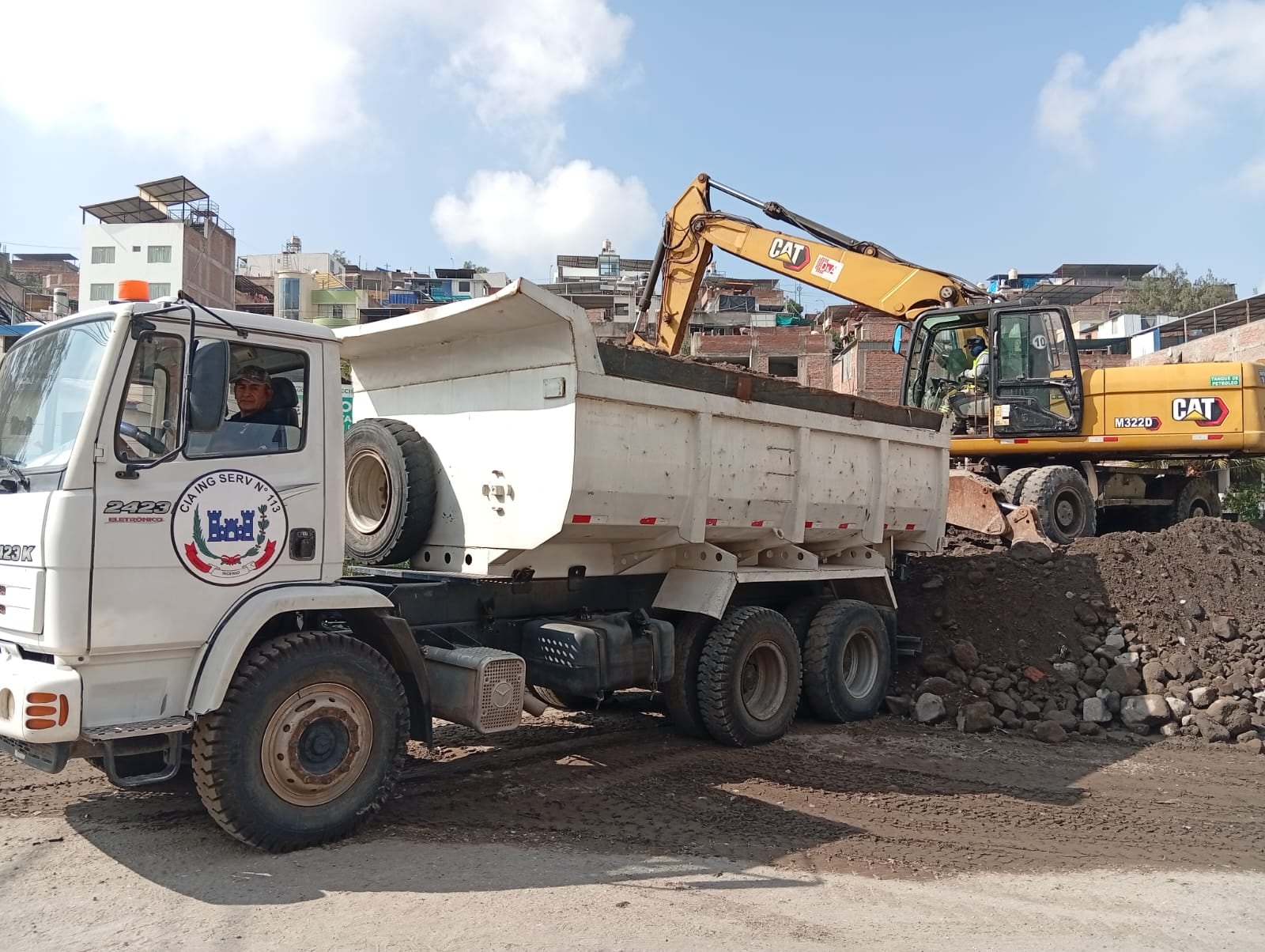 Ejército peruano brinda apoyo con maquinaria pesada y efectivos en Arequipa. Foto: Ejército del Perú.