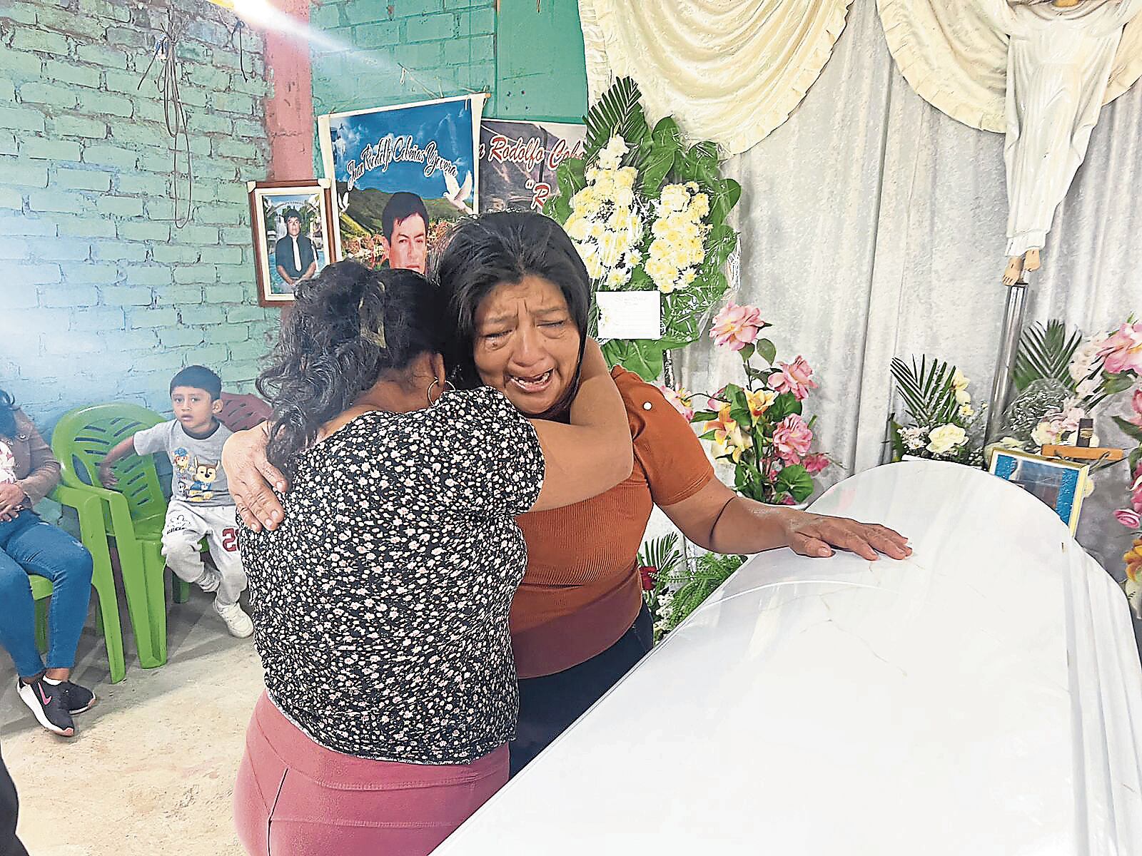 Pese a promesas, familiares de los 13 trabajadores asesinados por organizaciones criminales no reciben apoyo y tienen que pagar traslados y sepelios. “Todos los gastos salen de nuestros bolsillos, de toda la familia y amistades que hacen sus colaboraciones”, indicó el pariente de una de las víctima.