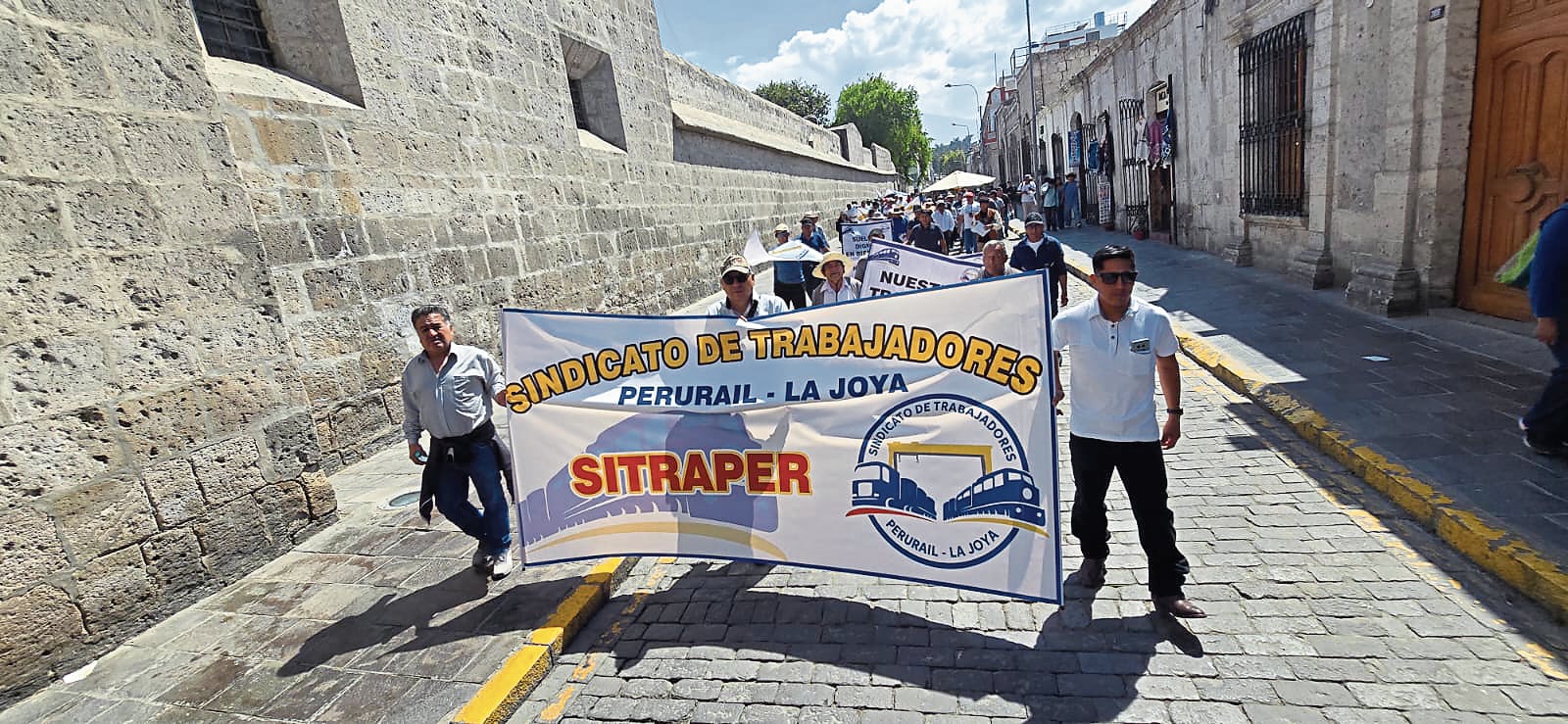 Trabajadores de PeruRail exigen bono y mejores condiciones laborales (Foto: Omar Flores/@photo.gec)