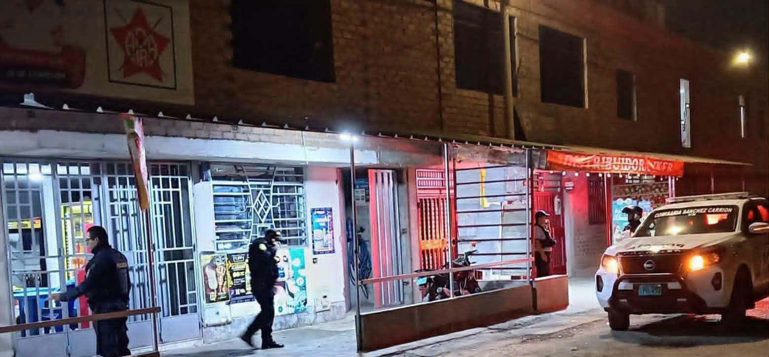 Delincuentes armadas llegaron en una moto y sin mediar palabra abrieron fuego. La víctima lucha por su vida en un hospital de la localidad.