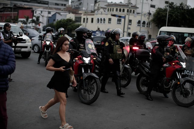 Marcha convocada por Juntos por el Perú se desarrolla bajo estricto resguardo policial