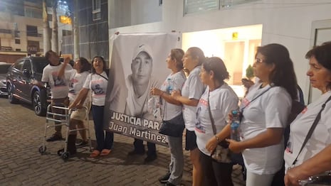 Trujillo: Familiares de vigilante realizan plantón en exteriores de vivienda de Maricsa Alfaro para pedir justicia (VIDEO)