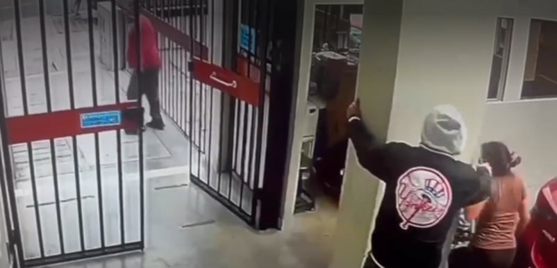 El atentado ocurrió a plena luz del día en la cuadra 13 de la avenida Brasil. La víctima fue atacada mientras esperaba transporte junto a su menor hija. (Captura de imagen de América Noticias)