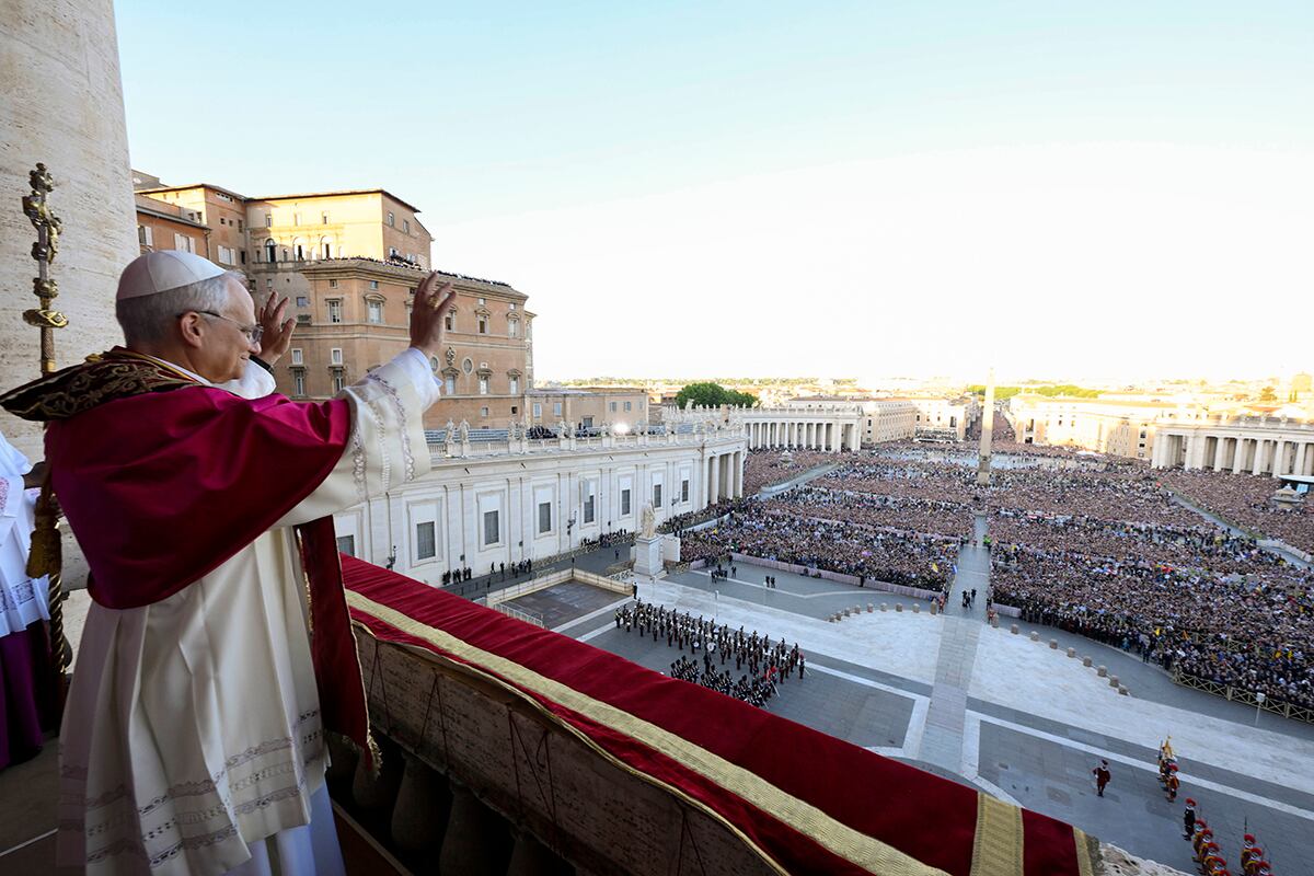 El Vaticano presentó el escudo y lema episcopal del papa León XIV, profundamente vinculados a su formación agustina. La entronización se celebrará el domingo 18 de mayo en la plaza San Pedro.