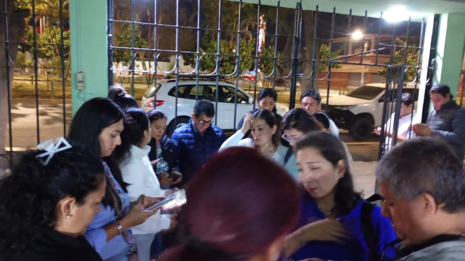 Hasta la Divincri llegaron los padres, familiares y amigos, para ayudar a buscar al adolescente.