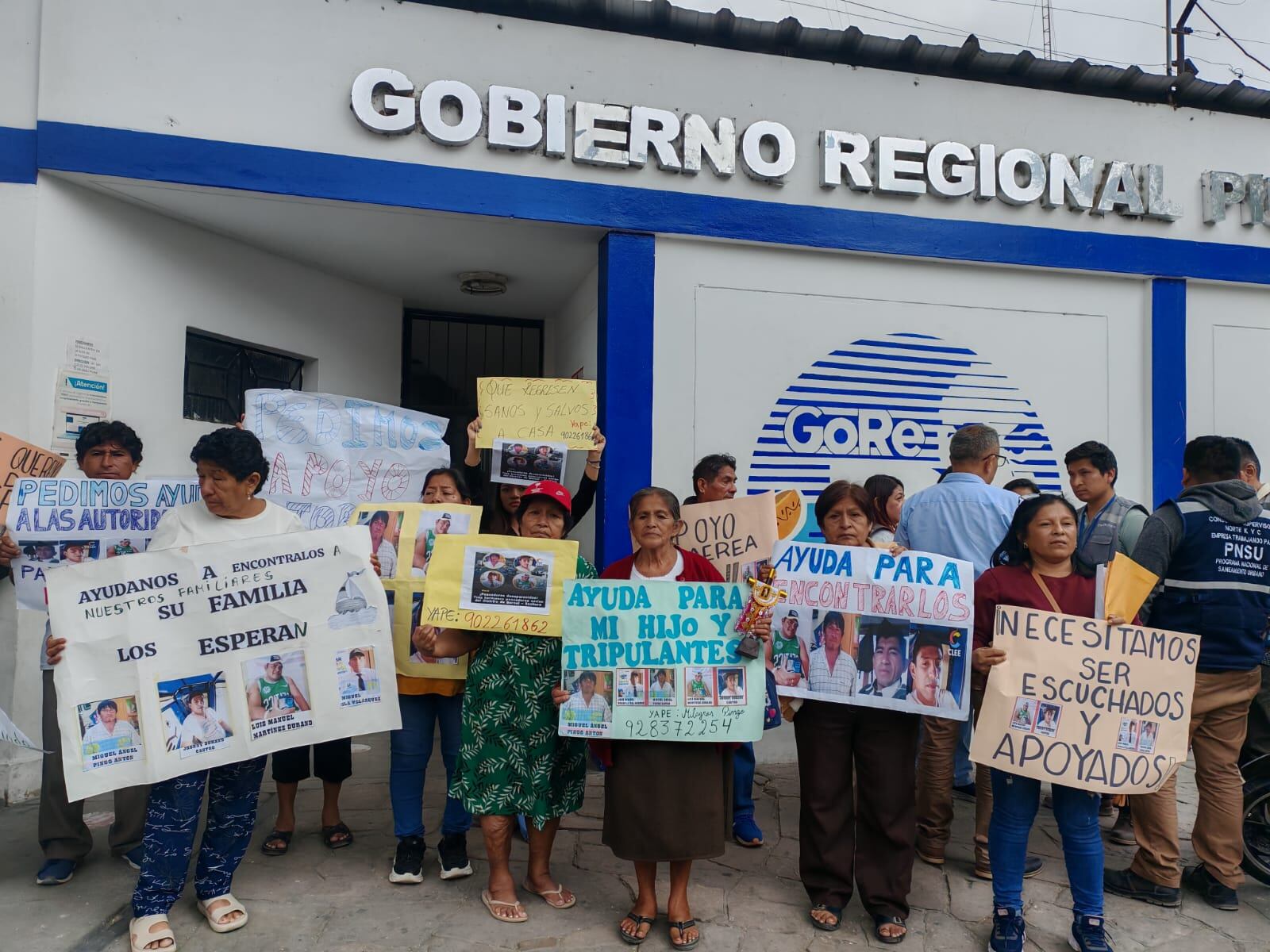 Los familiares piden al gobernador regional que ayude a buscar a los hombres de mar que siguen desaparecidos.