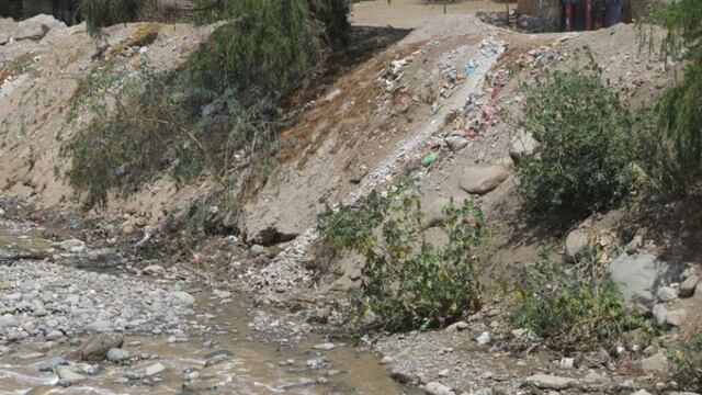 Río Moquegua arrastra basura de comerciantes de feria