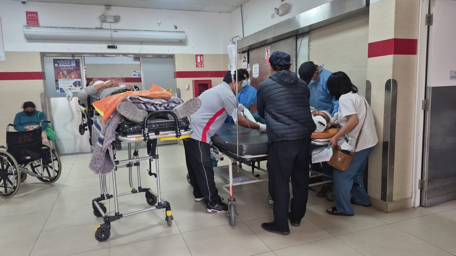 Choque frontal entre auto y camioneta deja ocho heridos y un fallecido en Cocachacra, Islay. (Foto: Pedro Torres/@photo.gec)