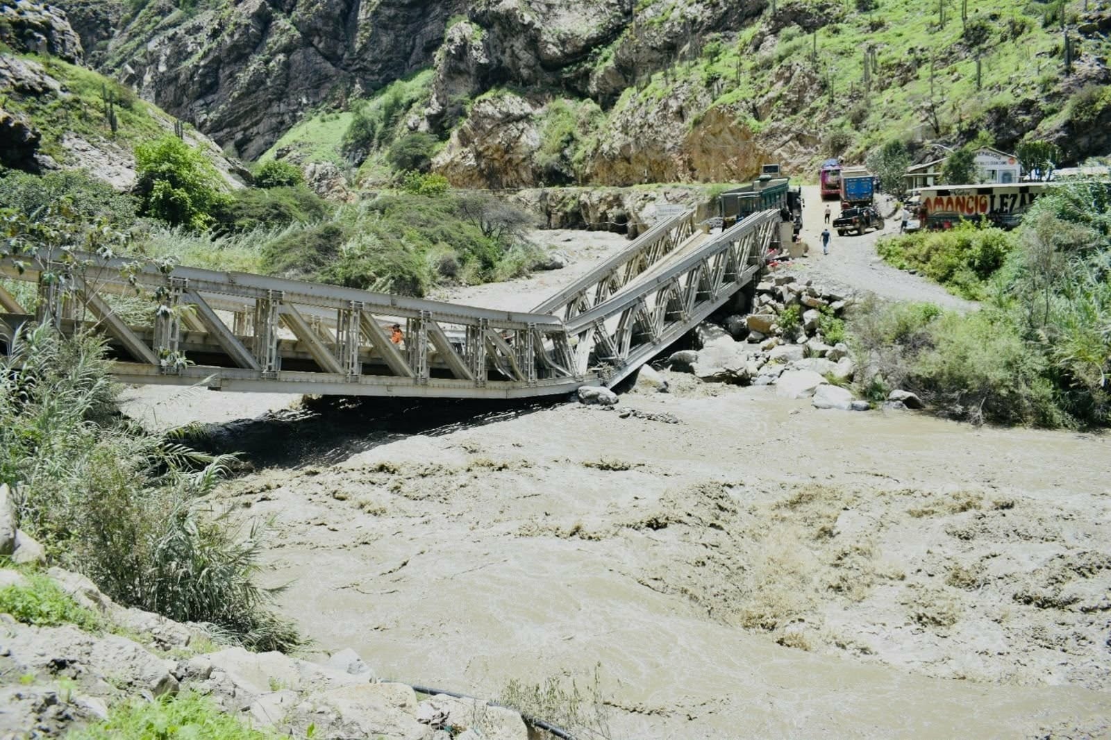 Solo la madre del pequeño se salvó. El fatal suceso ocurrió cuando intentaban cruzar en motocicleta la estructura colapsada del puente Baños Chimú.