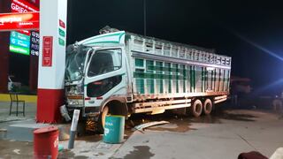 Puno: Violento choque de camión y vehículo de pasajeros dejó más de 10 heridos