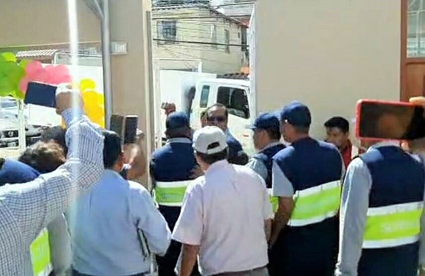 Exalcalde de Cayma se retira del local. Foto: GEC