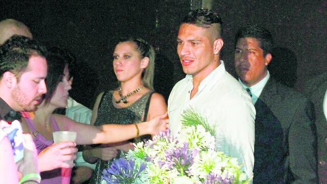 Paolo Guerrero se luce con novia ingeniera en evento