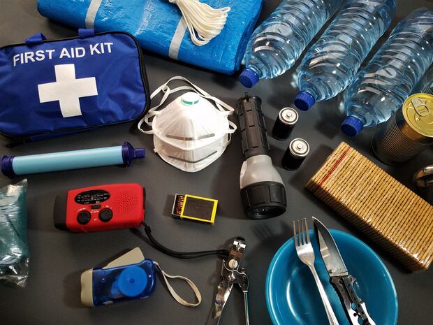 Algunos de los artículos que debe contener un kit de emergencia en caso de terremoto (Foto: Pexels)