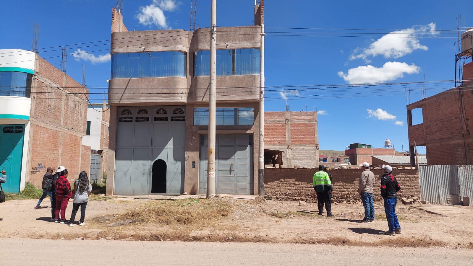 Un vecino logró grabar con su celular cómo los delincuentes salen del inmueble y huyen en la camioneta que estaba estacionado al frente de la vivienda.