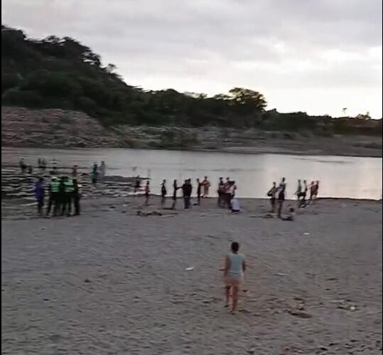 Uno de sus compañeros que bañaba en el río fue rescatado por unos pescadores