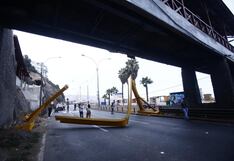 Costa Verde: Conductor se salvó de morir luego de que estructura metálica cayera sobre su camioneta