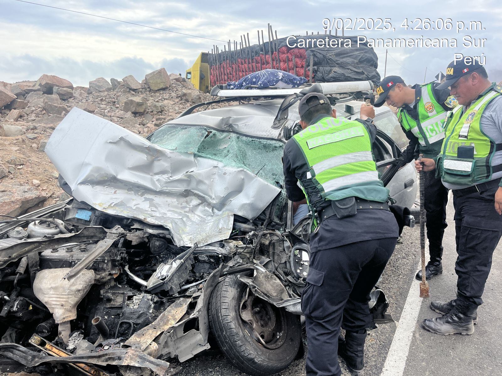 Conductor y copiloto de auto fallecen, tras choque con tráiler