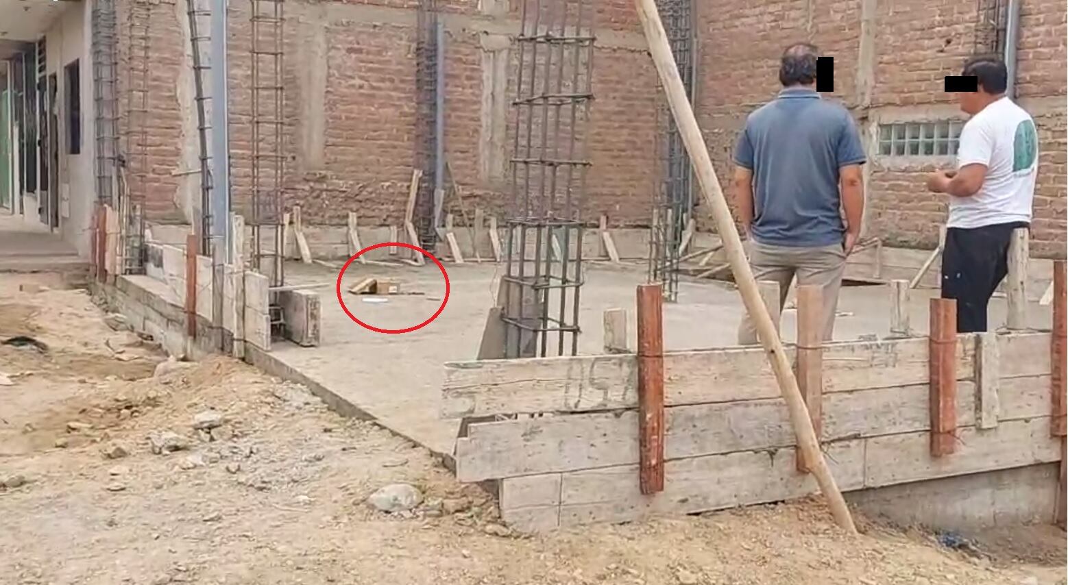 Llegaron hasta el sector Río Seco donde se construye una iglesia. Los delincuentes dejaron un cartucho de dinamita para amedrentar a su víctima. (Foto: Cosmos Noticias)