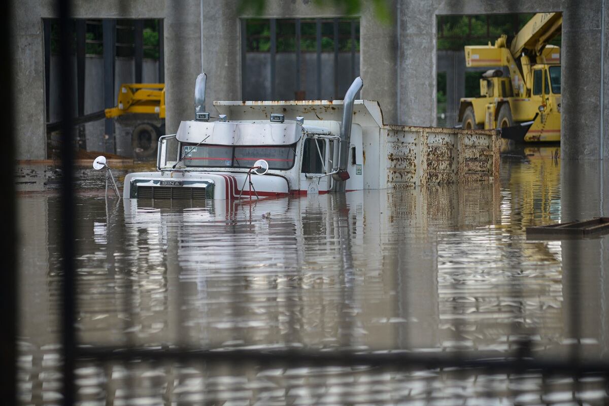 El gobierno mexicano confirmó el nuevo balance de víctimas tras las lluvias torrenciales que afectaron el centro y este del país. Las labores de rescate continúan en zonas incomunicadas. (Foto: Marco Antonio Perez / AFP)