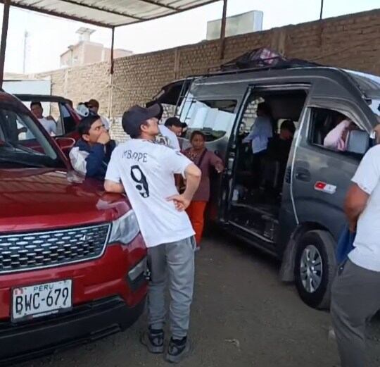 Delincuentes atacaron desde una motocicleta. Tres vehículos sufrieron daños.