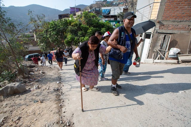 Electores suben empinadas pendientes para votar en colegio de Pamplona Alta (Fotos: Fernando Sangama / @photo.gec)
