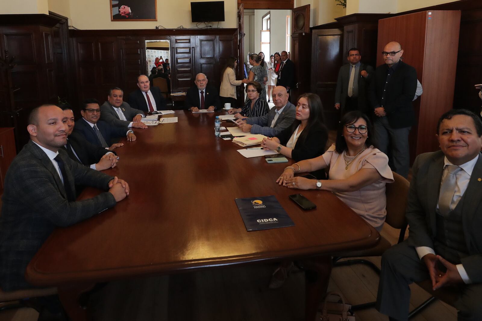 Gustavo Adrianzén en reunión con bancadas parlamentarias. (Foto: PCM)