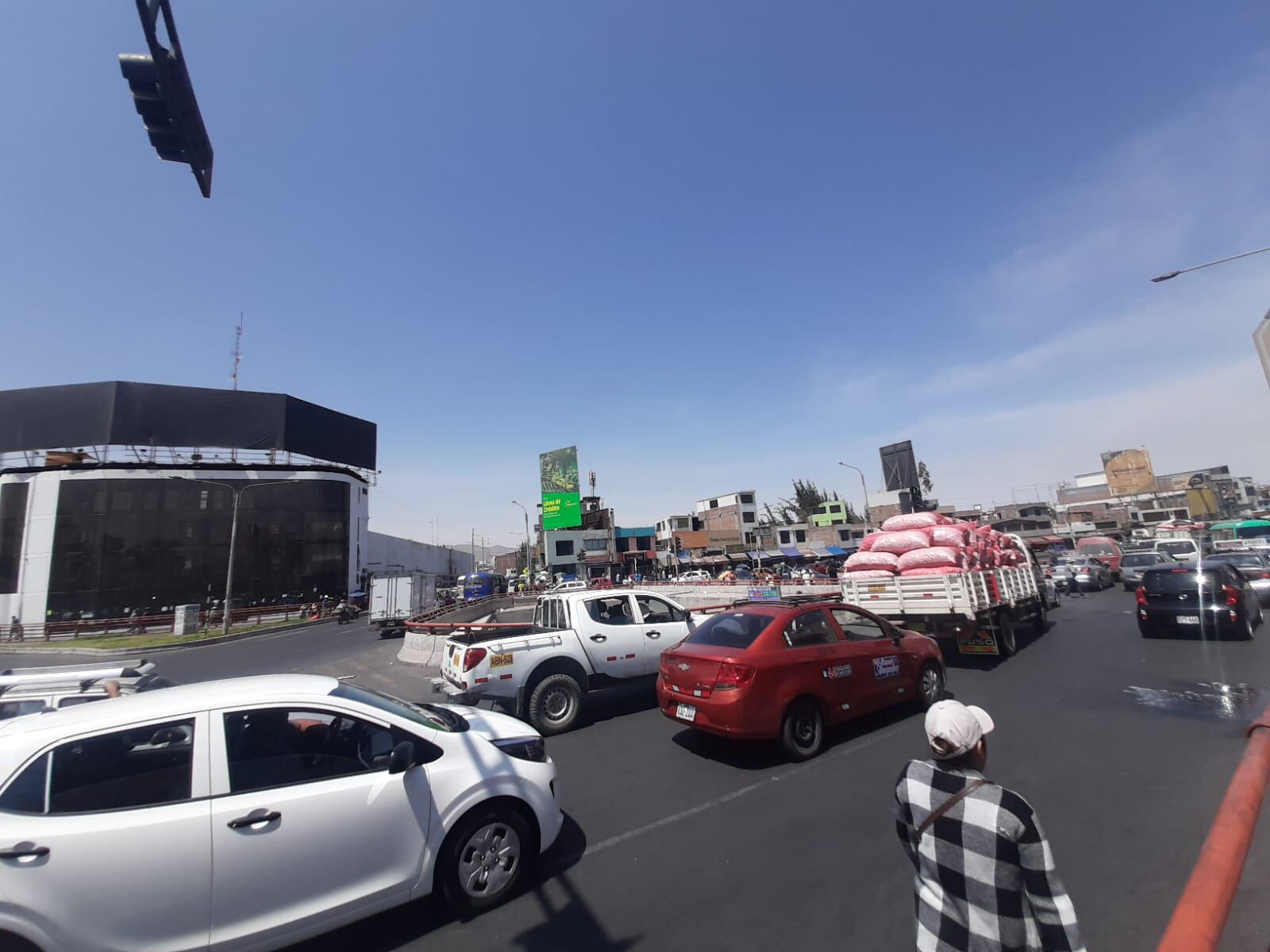 Problemas en la plataforma comercial Avelino por el caos vehicular y ambulantes. (Foto: Graciela Fernández)
