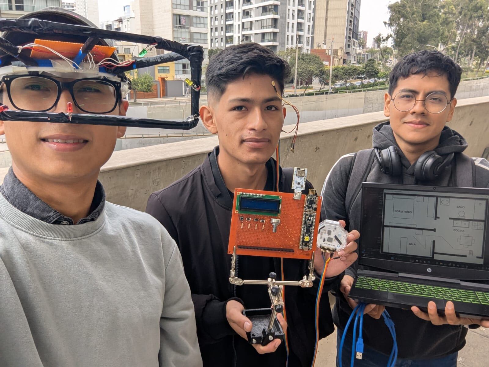 Con el objetivo de devolver la autonomía a personas con discapacidades severas, un grupo de estudiantes diseña un sistema innovador que interpreta señales cerebrales para controlar el movimiento de una silla de ruedas eléctrica.