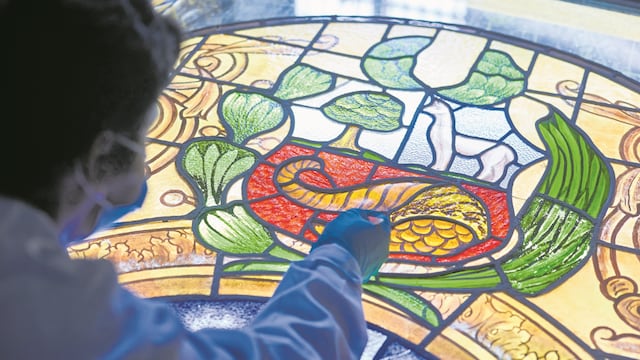 Se realiza procedimiento de reintegración cromática para recuperar el color por el paso del tiempo.